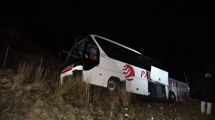 <p>Kazada otobüste bulunan 36 yolcudan 4'ü hafif yaralandı. Otobüs sürücü ise ekiplere, "40 yıllık şoförüm ilk kazam" dedi.</p>
