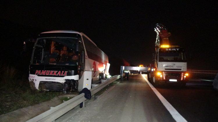 <p>Alınan bilgiye göre, Aydın-Kırklareli sefere yapan Ayhan Yılmaz (51) idaresindeki 35 PK 513 plakalı şehirlerarası yolcu otobüsü, henüz bilinmeyen bir sebepten dolayı sürücüsünün kontrolünden çıkarak yol kenarındaki bariyerlere çarparak yoldan çıktı.</p>