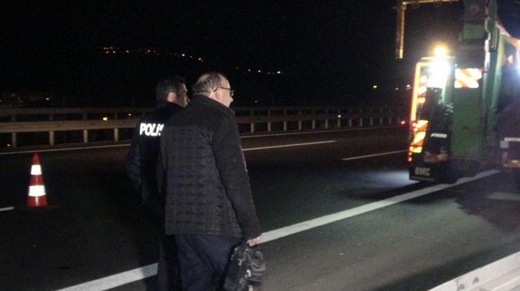 <p>Kontrolden çıkan otobüs toprak alana savrularak zor durabildi. Kazada otobüste bulunan 36 yolcudan 4'ü hafif yaralandı.</p>
