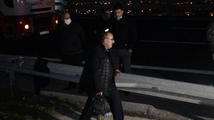 <p>Yoldan geçen diğer sürücülerin ihbarı üzerine olay yerine çok sayıda polis ve sağlık ekibi sevk edildi.</p>
