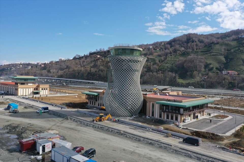 <p>Ulaştırma ve Altyapı Bakanlığınca 3 Nisan 2017'de temeli atılan, Türkiye'nin deniz dolgusuyla inşa edilen ikinci havalimanı olan Rize-Artvin Havalimanı'nın üst yapı inşaatının yüzde 87'si tamamlandı.<br />
</p>