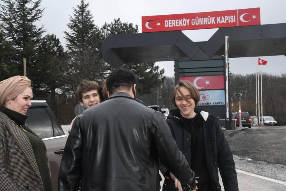 <p>Birbirlerine sarılıp, hasret gideren Ukraynalılar, yakınlarının yanına gitmek için sınır kapısından ayrıldı. </p>
