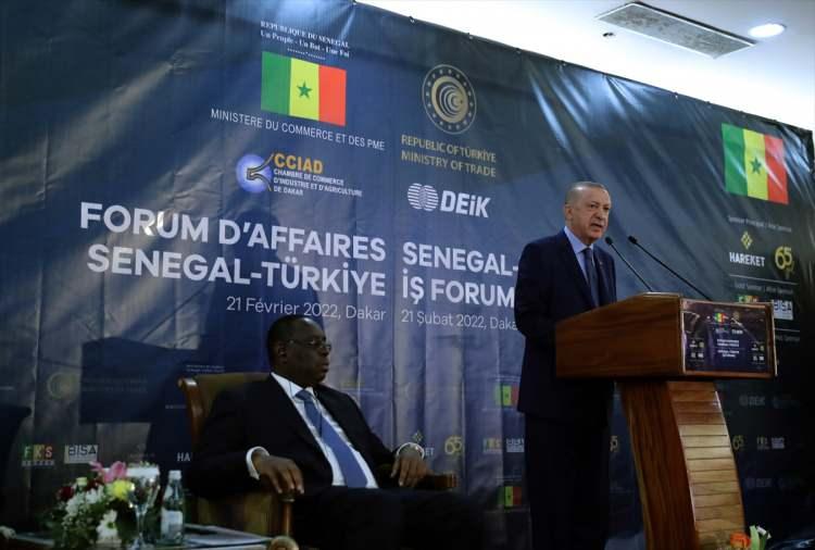 <p>Türkiye Cumhurbaşkanı Recep Tayyip Erdoğan, Kongo Demokratik Cumhuriyeti'ndeki temaslarının ardından özel uçak "TUR" ile TSİ 19.10'da, Senegal'in başkenti Dakar'a geldi.</p>
