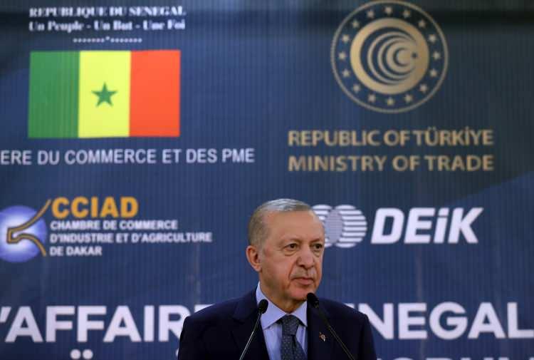 <p>Cumhurbaşkanı Erdoğan, Senegal'e geldiği andan itibaren gösterilen misafirperverlikten dolayı Senegal Cumhurbaşkanı Macky Sall başta olmak üzere tüm Senegal makamlarına teşekkür etti.</p>
