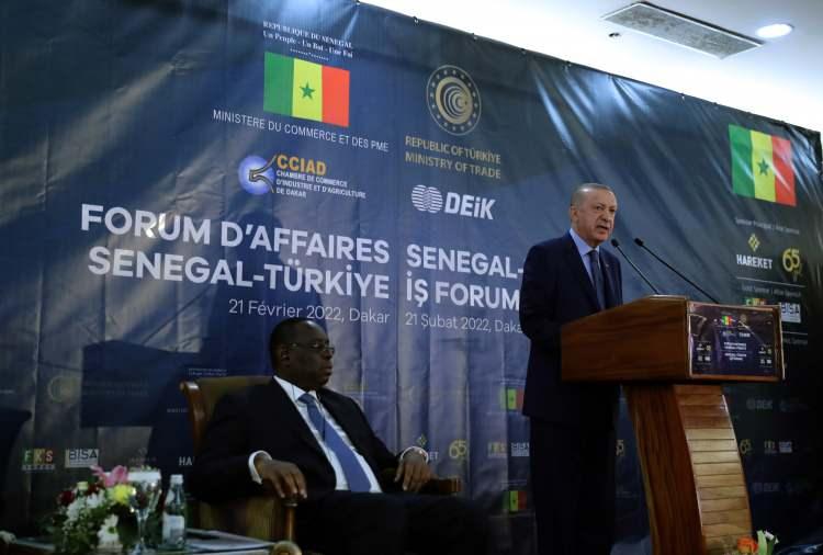 <p>Türkiye ile Senegal'in aralarındaki fiziki mesafeye rağmen daima çok yakın olduğunu ifade eden Erdoğan, Batı Afrika'da kilit öneme sahip Senegal ile ilişkilerin mükemmel düzeydeki seyrinden memnuniyet duyduklarını söyledi.</p>
