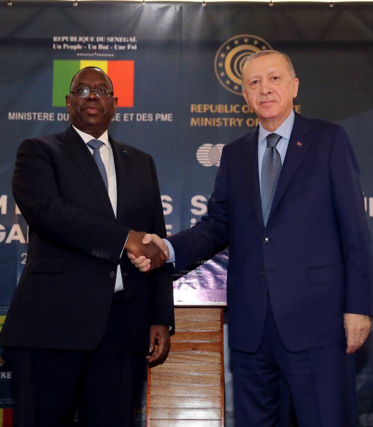 <p>Erdoğan, Senegal Cumhurbaşkanı Sall ile açılışını yapacakları 50 bin kişilik Dakar Olimpik Stadyumu'nun, Türk şirketi Summa tarafından 2 yıl gibi kısa sürede inşa edildiğini belirtti.</p>
