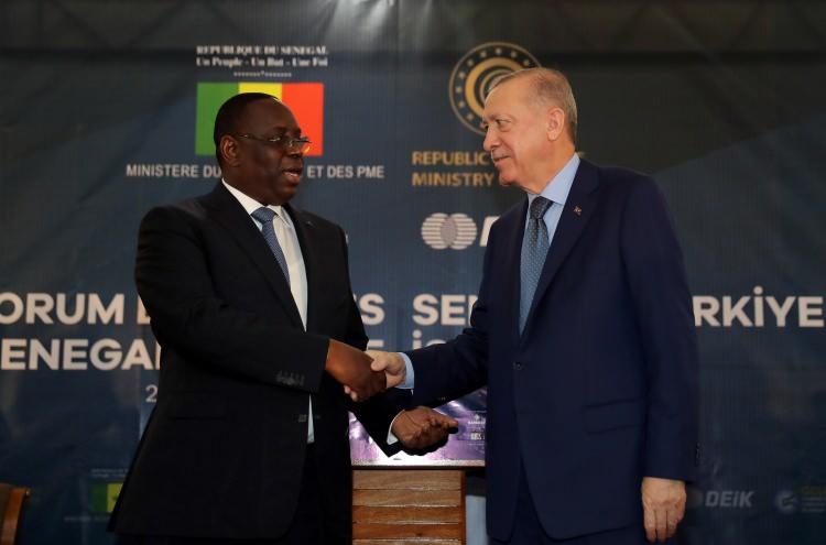 <p>Türkiye-Senegal iş birliğinin nişanesi niteliğindeki bu yapının inşasında 1000 Senegalliye istihdam imkanı sağlandığını aktaran Erdoğan, Senegal Cumhurbaşkanı Sall ile ilişkilerin geliştirilmesi hususunda ortak iradenin ve bugüne kadar gerçekleştirilen projelerin, birlikte başarılacak işlerin de teminatı olduğunun altını çizdi.</p>
