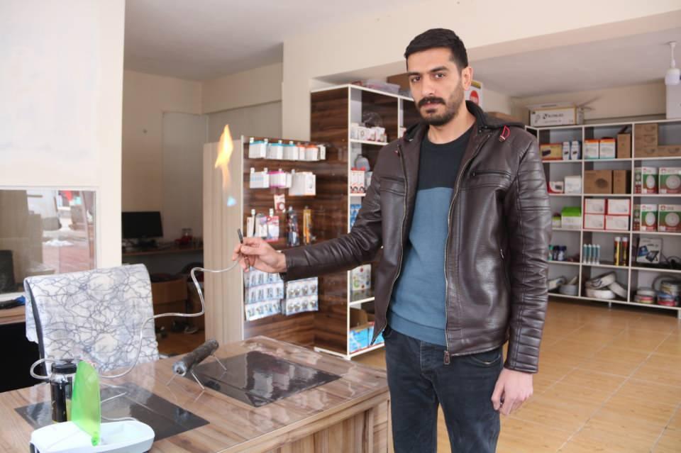 <p><strong>“Doğal gaz ve elektrik zamlarından sonra böyle bir deney yapmak istedim”</strong><br />
<br />
15 yıldır elektrik işiyle uğraşan Barış Karaca, “Son zamanlarda artan doğal gaz ve elektrik zamlarından sonra sosyal medyada gördüğüm deneylere bakarak böyle bir şey tasarlamak istedim. </p>

<p> </p>
