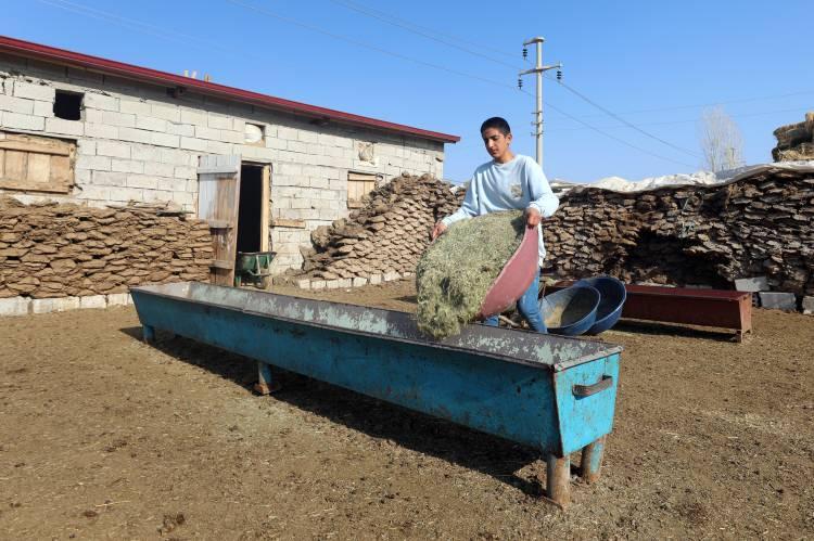<p>Kuzuların anneleriyle buluşma anı havadan g&ouml;r&uuml;nt&uuml;lendi</p>

<p>Kentte bu sezon doğan kuzu s&uuml;r&uuml;lerinin emzirilmek &uuml;zere anneleriyle buluşturulma anı Anadolu Ajansı (AA) muhabiri tarafından havadan g&ouml;r&uuml;nt&uuml;lendi.</p>
