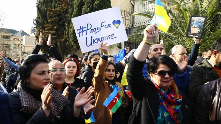 <p><strong>AZERBAYCAN</strong></p>
<p>Ukrayna`nın Bakü Büyükelçiliği önünde toplanan yüzlerce Azerbaycanlı, Ukrayna bayrakları ve pankartlarla Ukrayna`ya destek oldu.</p>
<p> </p>
