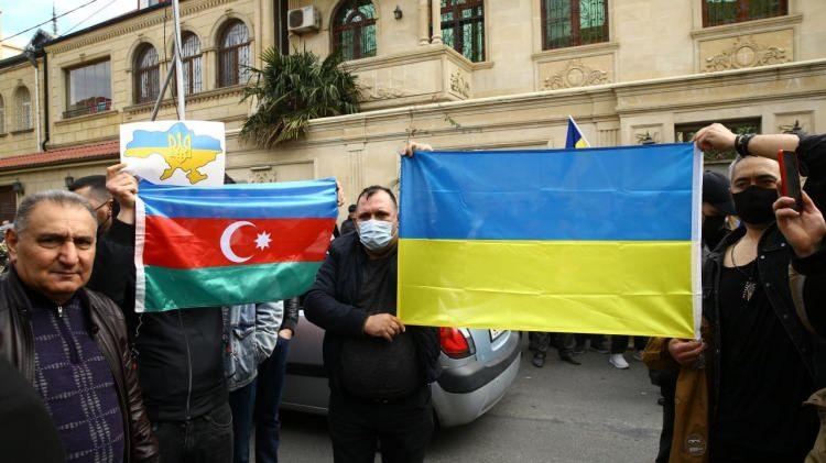 <p>Azerbaycanlılar, Rus ordusunun bir an önce Ukrayna topraklarından çıkması ve savaşın sona ermesi yönünde sloganlar attı.</p>

<p> </p>
