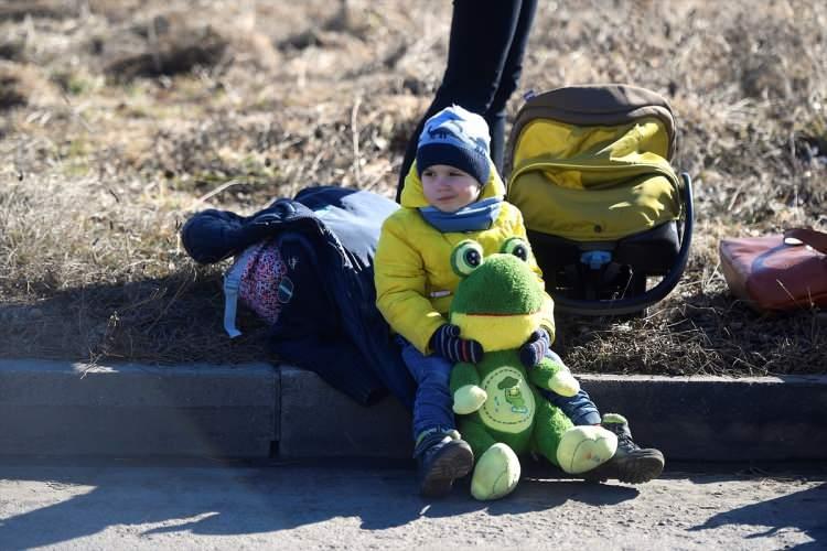 <p><strong>Aileleriyle beraber vatanlarını terk edip bir gecede mülteci olan çocukların fotoğrafları sosyal medyada Ukrayna'ya olan desteği artırdı.</strong></p>
