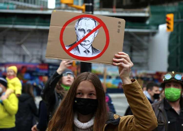 <p>Rusya'nın Ukrayna'ya devam eden saldırıları dünyanın farklı ülkelerinde protesto edildi.</p>
