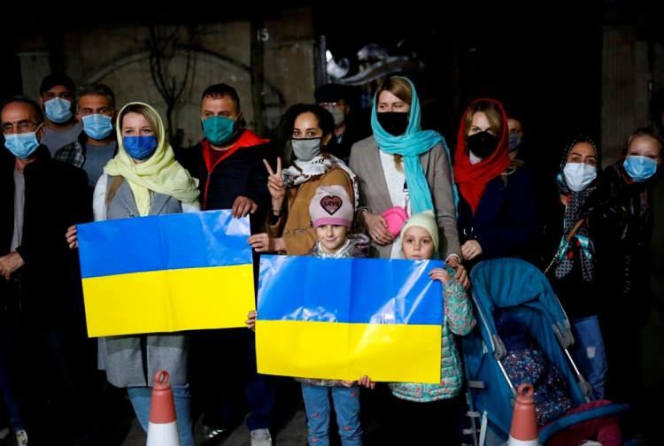 <p><strong>İRAN</strong><br />
<br />
Rusya'nın Ukrayna'ya askeri müdahalesi, İran'ın başkenti Tahran'da protesto edildi. Ukrayna Büyükelçilik Binası önünde toplanan Ukrayna vatandaşları ve İranlılar, Rusya'ya tepki gösterdi. Ukrayna bayrağı taşıyan göstericiler, "savaşı durdurun" çağrısında bulundu.</p>
