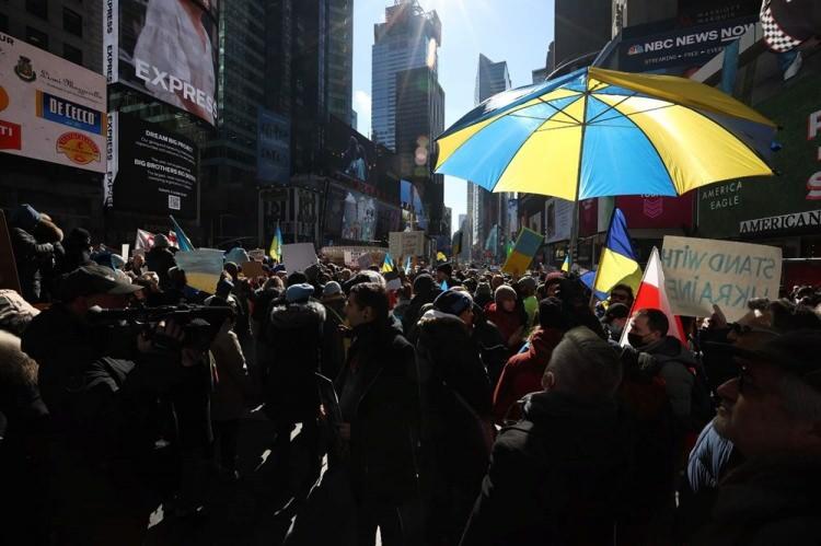 <p>New York'un en ünlü turistik mekanlarından olan meydanı dolduran göstericiler, attıkları sloganlar ve açtıkları pankartlarla Rusya'ya tepki gösterdi.</p>