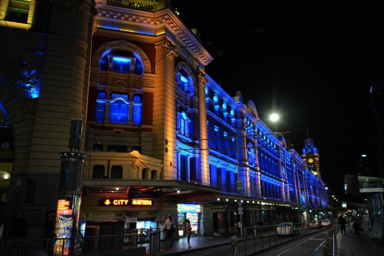 <p><strong>AVUSTRALYA</strong></p>

<p>Avustralya’nın Melbourne kentindeki Flinders Tren İstasyonu, Federasyon Meydanı ve bazı köprüler Ukrayna’ya destek vermek amacıyla Ukrayna bayrağındaki sarı ve mavi renklerle ışıklandırıldı.</p>
