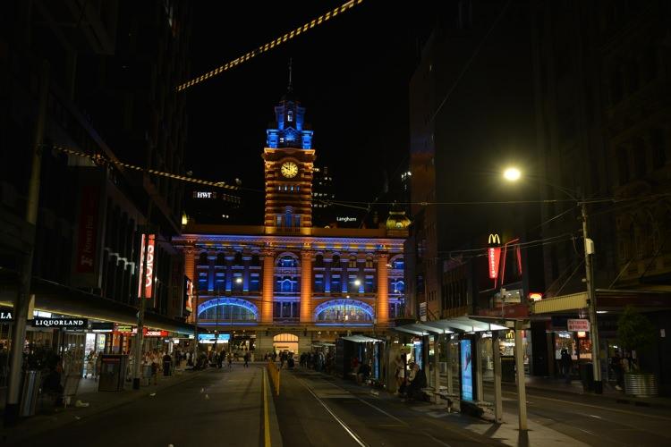 <p>Başbakan'ın açıklamasının ardından havanın kararmasıyla Melbourne’un sembolik ve tarihi binalarından Flinders Tren İstasyonu'nun yanı sıra Federasyon Meydanı ve havalimanından şehre bağlantıyı sağlayan otoyol sarı mavi renklerle ışıklandırıldı.</p>

<p>Işıklandırmanın Ukrayna’ya destek vermek amacıyla her gece açık kalacağı bildirildi.</p>

