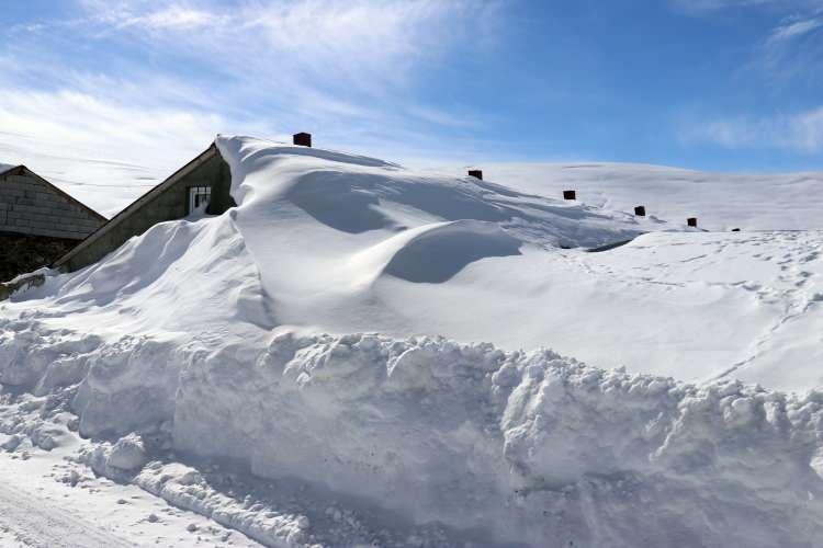<div>Ağrı ile Kars'ın Kağızman ilçesi sınırındaki 2 bin rakımlı Başkent, Ortakent ve Aşağıkent köylerinde, kar yağışı ve fırtına nedeniyle kar kalınlığı yer yer 2 metreyi buluyor.</div>

<div> </div>
