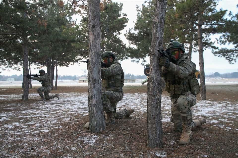 <p>Güç, cesaret ve kararlılık gerektiren kursa katılan komandolar, eğitimlerde gösterdikleri başarıyla dosta güven, düşmana korku veriyor.</p>

<p> </p>
