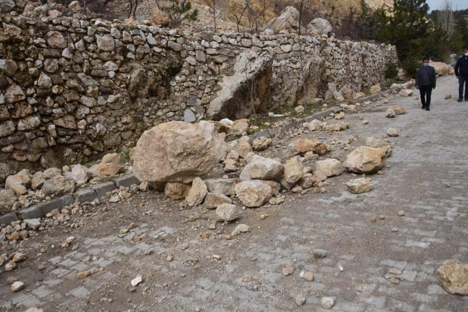 <p>Eğirdir Kaymakamı Adem Çelik, bölgede yıllardır süren sorunun çözümü için Vali Seymenoğlu'nun konuyu yakından takip ettiğini ve gerekli çalışmaları başlattığını dile getirdi.</p>

<p> </p>
