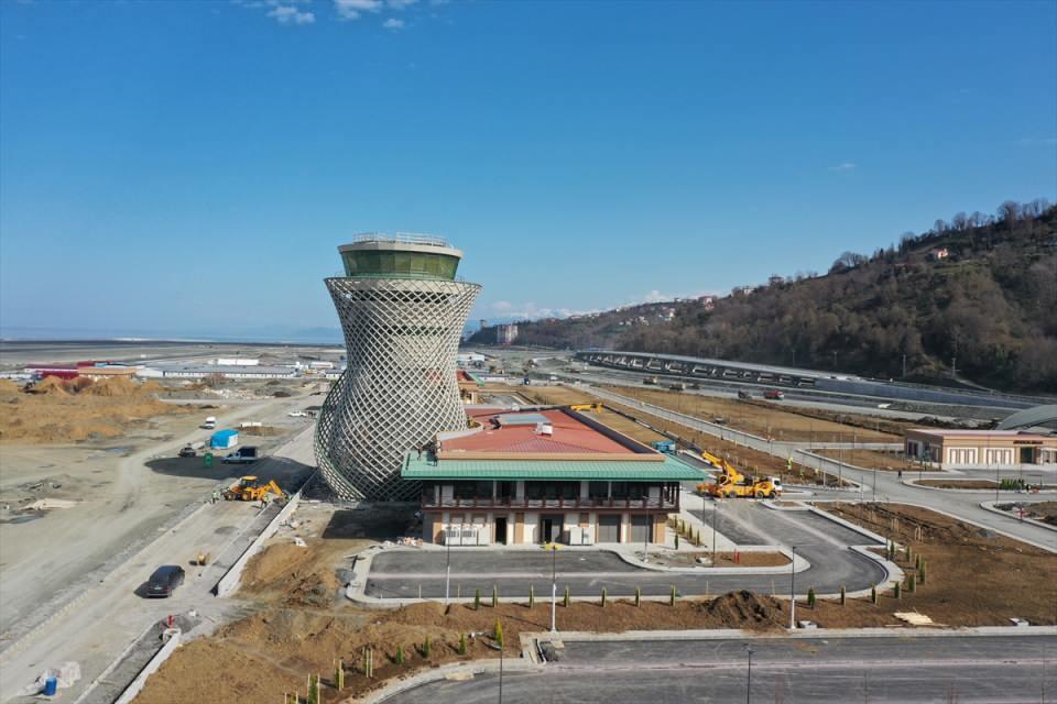 <p>AA muhabirinin Ulaştırma ve Altyapı Bakanlığından aldığı bilgiye göre, Rize'ye 34, Hopa'ya 54, Artvin'e 125 kilometre uzaklıkta, Pazar ilçesinde yapılan havalimanı yılda yaklaşık 3 milyon yolcuya hizmet verebilecek kapasitede olacak.<br />
</p>