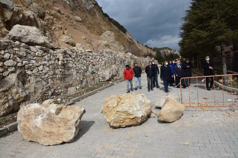 <p><strong>'HER GEÇEN GÜN DAHA RİSKLİ HALE GELİYOR'  </strong></p>

<p>Emin Özdamar, kaya düşeceği endişesiyle her gece korkuyla yatıp, korkuyla kalktıklarını anlattı.</p>

<p>Mehmet Tekbaş da 17 senedir oturdukları evde kayaların düşmeye başladığı dönemlerde korku yaşadıklarını söyledi.</p>

<p> </p>
