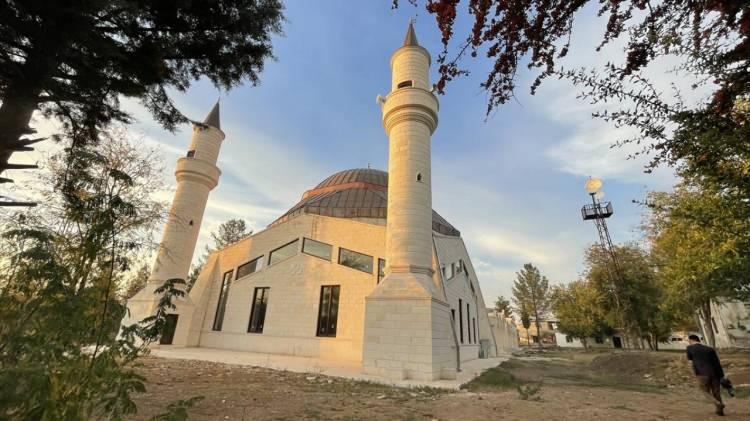 <p>İslam tarihinde "Sabır timsali" olarak anılan Hazreti Eyyüp Peygamber ile eşi Rahime Hatun ve Elyasa Peygamber`in kabrinin de bulunduğu Eyüp Nebi beldesinde, yaklaşık 4 yıldır süren restorasyon çalışmalarında sona gelindi.</p>

<p> </p>
