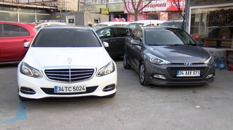 <p>İkinci elde fiyatların özellikle geçen yılın son ayında gelen köpük fiyatlamalarla beraber tüketicinin de öngördüğü rakamların üstüne çıktığını kaydeden Karakaş, <strong>"Talebin ve kurun düşüşü ile bu köpük gitti ancak kurun dengelenmesi uzun sürünce bu düşüş beklentisini tüketicide tekrar canlandırdı. Son dönemde sıfırdaki fiyat artışları ve kurun da dengelenmesiyle fiyatlarda düşme ihtimali kalmadı. Diğer taraftan dünya genelinde artan enerji ve lojistik maliyetlerini de eklersek otomobillerde fiyatların düşmesi artık çok zor. Dolayısıyla şubat ve mart aylarını bu sene için ikinci el otomobil alacaklar için fiyat anlamında fırsat ayı olduğunu düşünüyoruz." </strong>değerlendirmesinde bulundu</p>