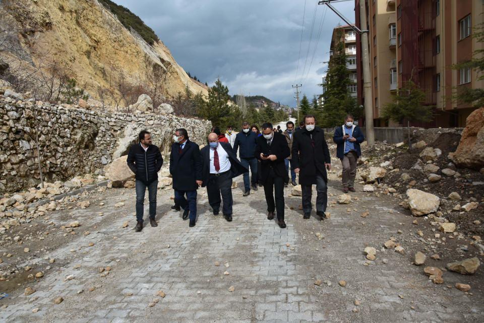 <p><strong>'KORKUYORUZ' </strong></p>
<p>Heyelan tehlikesinin yaşandığı mahalledeki apartmanlarda oturanlardan Necati Dereli, "3-4 gündür taş düşüyor. Uyumakta zorlanıyoruz. Komşularımız evi satmayı düşünüyor. Kızımın uyuduğu oda dağa bakıyor, geceleri uyuyamıyor. Evimizden memnunuz ama taşlardan çok rahatsızız" dedi.</p>
<p>Düşen kayalardan dolayı tedirgin olduklarını anlatan Muazzez Dereli de, "Yola istinat duvarı çekildikten sonra taş daha az düşmeye başladı. Yüksek yerlerde büyük taşlar var. O taşlar düşerse büyük tehlike. Korkuyoruz. Yağmur yağdıktan sonra taşlar yola düşüyor. Taş düşerken çok ses çıkıyor. Önceki yıllarda büyük taşlar bizim apartmanın bahçesine kadar geldi" diye konuştu.</p>
<p> </p>