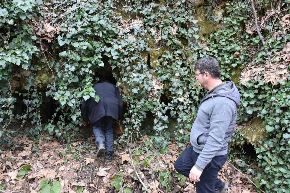 <p>Bursa'nın İnegöl ilçesi Kurşunlu Mahallesi'nde şans eseri bulunan, doğanın sarmaşıklarla gizlediği mağara görenleri hayran bıraktı. </p>