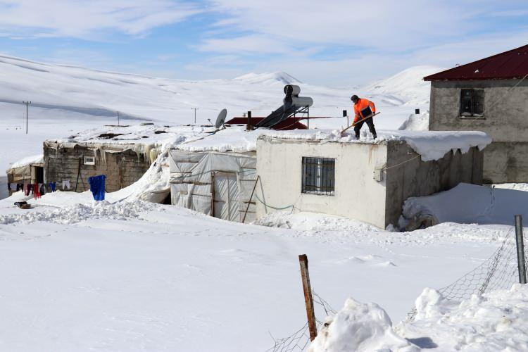 <div>Yüksek dağlar arasında olması nedeniyle diğer bölgelere göre daha fazla kar alan köylerde yaşayan vatandaşlar, kışın getirdiği tüm zorluklarla mücadele ediyor.</div>

<div> </div>
