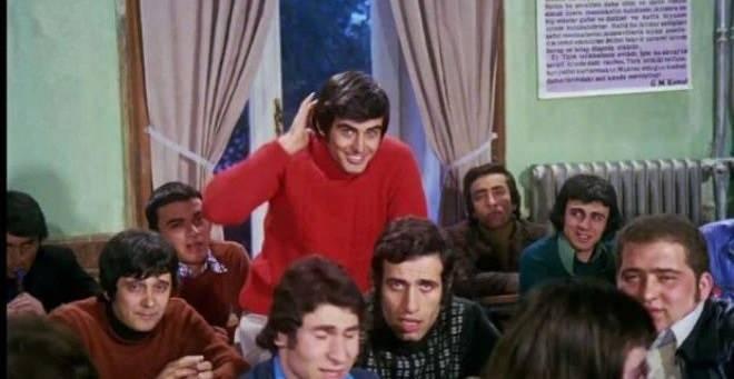 <p>Ertem Eğilmez ve Tarık Akan’ın arasındaki bu özel bağ, Tarık Akan’ın pek çok filminde Ferit ismini kullanmasıyla yakından ilgiliydi. Ertem Eğilmez’in kaybettiği oğlunun ismiydi Ferit. Bu nedenle oğlu gibi sevdiği Tarık Akan, Eğilmez ile birlikte çalıştığı 12 filmde Ferit adını kullandı.</p>