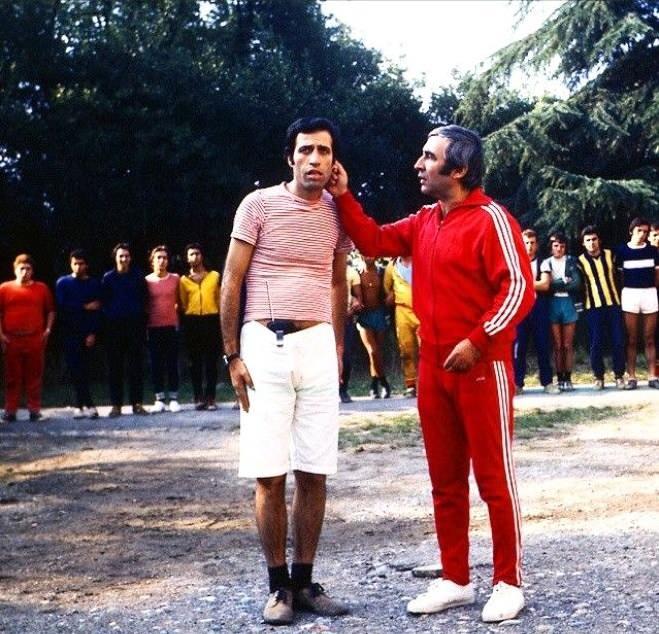 <p>Birlikte sayısız film çeken Kemal Sunal ve Şener Şen’in birlikte kamera karşısına geçtikleri ilk film Hababam Sınıfı’dır.</p>