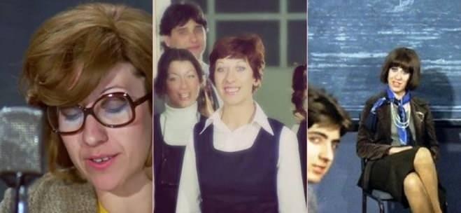 <p>Ayşen Gruda, Hababam Sınıfı serilerinde 3 farklı rolde yer almıştır. İlk filmde bilgi yarışması sunucusu rolünde olan Ayşen Gruda, 3 yıl sonra çekilen filmde ise öğrenci olarak karşımıza çıkmıştır. Serinin ilerleyen filmlerinde öğretmen de olan Gruda’nın kamera karşısındaki ilk deneyimi de bilgi yarışması sunuculuğudur.</p>