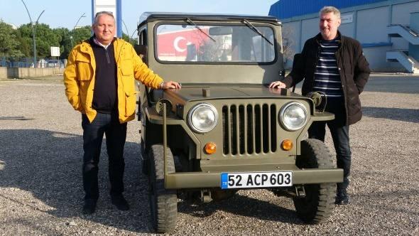 <p>Ordu'da iş adamı Adnan Aydın, hurdalıktan satın adlığı 1952 model eski askeri cipi, dönemim şartlarına uygun şekilde restore ettirdi. 70 yıl öncesinin izlerini taşıyan ve yaklaşık 110 bin TL harcanarak eski haline getirilen cip, görenlerin ise ilgisini çekiyor.</p>
<p> </p>