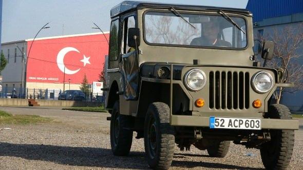 <p>Şasinin, dönemin askeriye ciplerine ait olduğunu öğrenen Aydın, restore edeceği cipi de 1952 yıllarında kullanılan askeriye araçlarına çevirmeye karar verdi. Uzun uğraşlar sonucu 110 bin TL harcanarak, orijinal bir şekilde 70 önceki haline dönüştürülen cip, görenlerin ilgisini çekiyor. Aydın, dönemin boya rengini ve bazı uyarı etiketlerini de bulunduran cipi ise şimdilik satmayı düşünmüyor.</p>
<p> </p>