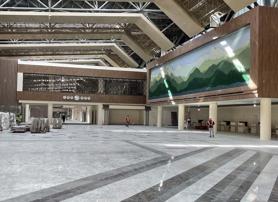 <p>Pist, taksi yolları ve apronun aplikasyon çalışması ise tamamlandı. Kurtarma ve yangın istasyonu bitirilen havalimanında binaların ince temizliğinin ardından geçici kabul sürecine geçilecek.<br />
 </p>
