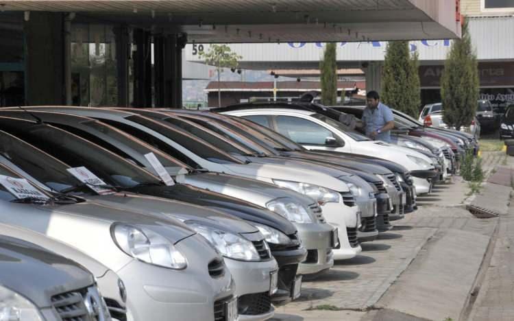 <p><strong>FİYAT ARTIŞI HANGİ ARAÇ GRUBUNDA GERÇEKLEŞTİ?</strong></p>
<p>İkinci el pazarında en çok satışı gerçekleşen ilk 28 markanın 200 modeline ait 1.200 varyantın 15 farklı model yılındaki 42 bin 930 ilanının fiyat değişimleri incelenerek yapılan analize göre, ikinci el online binek ve hafif ticari araç pazarında fiyatlar ağustosta bir önceki aya göre ortalama yüzde 2,23 arttı. Ocak-Ağustos 2021 döneminde ise ortalama yüzde 6,8 fiyat artışı oldu. En çok fiyat artışı yüzde 9,3 ile hafif ticari araç grubunda gerçekleşti. Bunu yüzde 7,9 ile A ve yüzde 7,6 ile B segmentleri izledi.</p>
<p> </p>