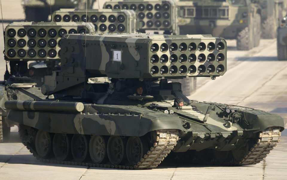 <p>TOS-1A, T-72 tank şasisi üzerine kurulu çok namlulu roketatar sistemi. Bu sistem hafif zırhlı araçların ve otomobillerin imhası, yapı ve binaların yakılması ve yıkımı için tasarlanmıştır. Sistem, güdümsüz termobarik ve yanıcı roketlerle yoğun saldırı sırasında hedef alanda meydana gelen şarapnel ve şok dalgası sayesinde açık alanda ve tahkimat içinde bulunan düşman askerlerinin yok edilmesinde etkili. İlk kez, 1988—1989’da Afganistan’da kullanıldı.</p>
