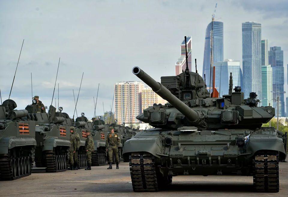<p>3.nesil T-90 tankı, günümüzde dünya ordularındaki tanklar içinde en modern tanklar arasında yer almaktadır. T-90 tankı yapılan bazı karşılaştırmalarda dünyanın en önemli tankları olan Abraham, Challengerve Leopard 2 tankları ile neredeyse aynı seviyede. Hatta bazı özellikleriyle artı avantajları da bulunan bu tank özellikle üretim maliyetinin düşük olması sebebiyle avantaj sağlayan bir tank olmuştur.</p>
