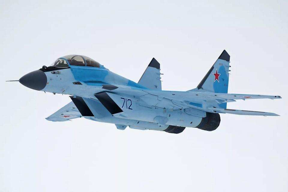 <p>Mig-35 jet savaş uçağı it dalaşında ve hassas yer saldırılarında etkili. Saatte 2.400 km hıza ulaşabiliyor ve önceki modellerinden %30 daha hızlı. Keşif görevlerini idare etmesinin yanı sıra, hava savaşlarında ve uzun mesafeden denizdeki ve karadaki hedefleri vurmada etkili.</p>