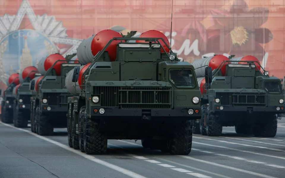 <p>S-400 Triumf, S-300’den sonra geliştirilmiş, yeni nesil Rus yapımı bir hava savunma sistemi. Uzun menzilli olanı 400 km menzile sahiptir. Füzenin hedefleri, erken uyarı uçakları, sinyal karıştırıcı uçaklar ve balistik füzelerdir. Hızı 4.8 km/saniyedir.</p>
