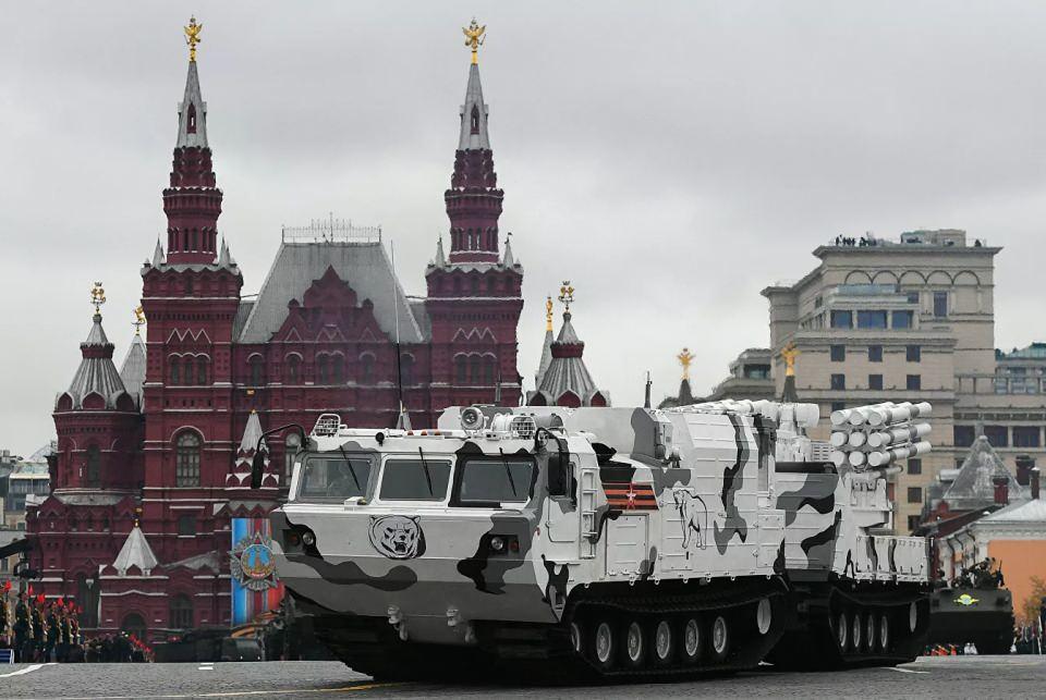 <p>Pantsir füze savunma sistemi 20 kilometre mesafeden, 10 kilometre yükseklikteki hedefi vurabiliyor. Güdümlü füzeler küçük, hızlı ve düşük seviyede ilerlediklerinden radarda görülmeleri de zor oluyor.</p>
