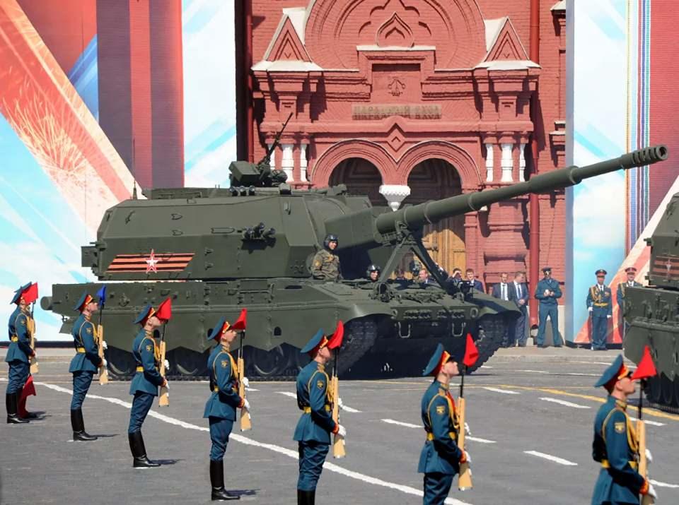 <p>“Tank Katili” diye adlandırılan 2S35 Koalitsiya-SV kundağı motorlu top.Koalitsiya-SV’nin 152mm’lik kundağı motorlu topu 70 kilometrelik menziliyle düşmanların tanklarını, taktik nükleer silah sistemlerini, topçu ile havan topu bataryalarını, uçaksavar ile füze savunma sistemleri ve komuta kontrol tesislerini yok etmek için tasarlandı. Koalitsiya-SV dakikada 16 top mermisi atabiliyor. Kundağı motorlu topun mühimmat kapasitesi 50-70 arasında.</p>