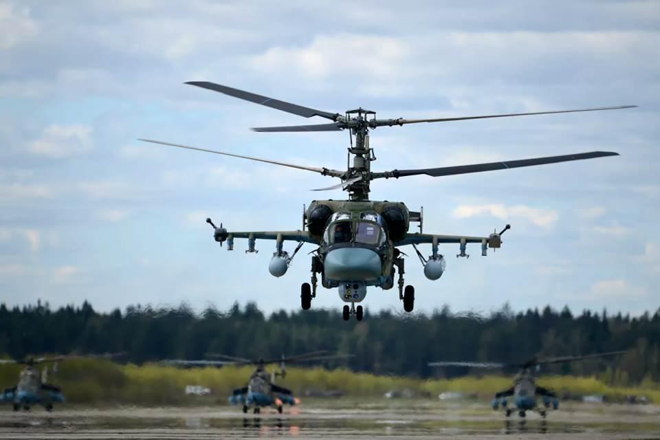 <p>Ka-52 Alligator yeni nesil keşif ve saldırı helikopteri, her türlü hava koşulunda düşman tanklarını, zırhlı piyade araçlarını ve askeri teçhizatını imha etme becerisine sahip. Üstün manevra becerisi olan bu helikopterlerde ayrıca 30 milimetrelik otomatik silah donanımı bulunuyor.</p>
