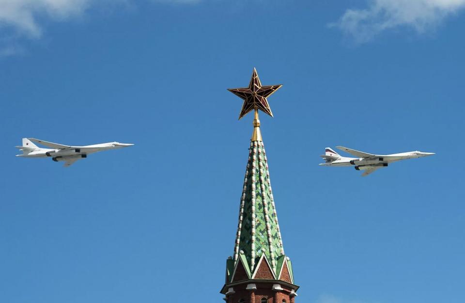 <p>NATO’da Blackjack kod adıyla bilinen Tupolov Tu-160, Sovyetler Birliği tarafından imal edilen en son stratejik ağır bombardıman uçağı olma özelliği taşıyor. Süpersonik ve değişken geometrik yapıya sahip olan uçak, Amerikan B-1 Lancer’e benzemesine rağmen ondan daha hızlı, daha büyük taşıma kapasitesine sahip.</p>