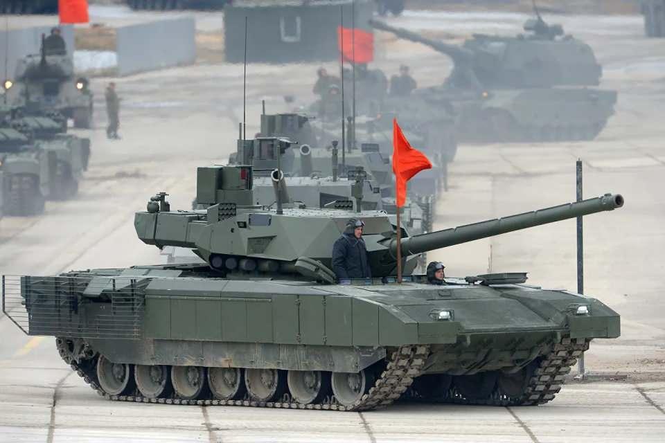 <p>T-14 Armata, Rusya’nın 5. nesil ana savaş tankıdır. Dünya basınında “Rus tehditi” olarak adlandırılan Armata sürekli donanımsal olarak zenginleştiriliyor. T-14 Armatalar hedeflerini uzaktan kumanda ile vurabiliyorlar. 2015’ten 2020’ye kadar Rusya 2300 T-14 üretmeyi planlıyor.</p>