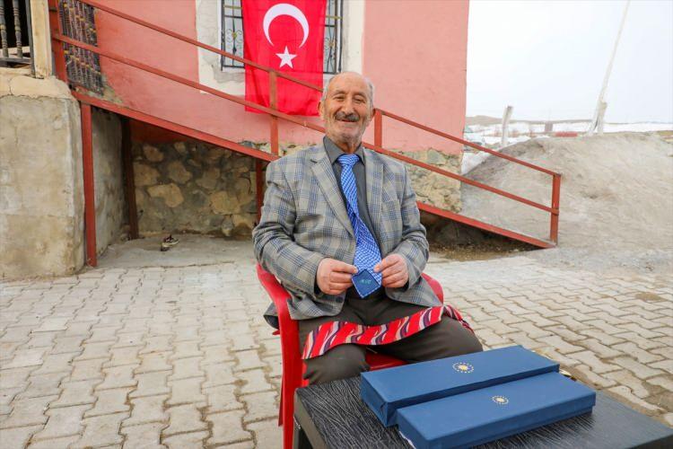 <p>Van'ın Gürpınar ilçesinde kravata olan düşkünlüğüyle tanınan 70 yaşındaki Bedir Akbulut, koleksiyonuna, üzerinde Cumhurbaşkanı Recep Tayyip Erdoğan'ın isminin baş harflerinin bulunduğu kravatı eklemenin sevincini yaşıyor.</p>

<p>​</p>
