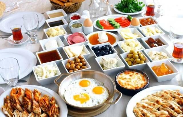 <p><span style="color:#B22222"><strong>KAHVALTI ETMEMEK</strong></span></p>
<p><span style="color:#800080"><em><strong>"Gece boyunca harcanan glikozun yenilenmesi ve kan şekerinin dengelenmesi için kahvaltı etmek şart"</strong> uyarısında bulunan Kadın Hastalıkları ve Doğum Uzmanı Doç. Dr. Elif Meşeci, şöyle devam ediyor: "Kahvaltının atlanmaması hamilelik döneminde ayrı bir önem taşıyor. </em></span></p>