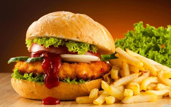 <p><span style="color:#B22222"><strong>İşlenmiş, yanmış, trans yağ içeren gıdalar(fast food) / konserve besinler:</strong> </span><span style="color:#000000"><strong>Başta şarküteri ürünleri-tütsülenmiş etler olmak üzere listeria gibi pek çok bakteriyi taşıyabilecekleri ve toksik katkı maddeleri içerdikleri için bu gruptaki besinlerin hamilelikte tüketilmeleri önerilmiyor.</strong></span></p>